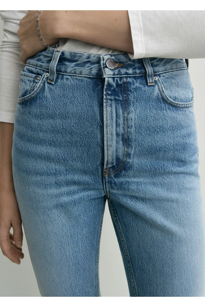 TOTEME 하이 슬림 데님 트루 빈티지의 트루 빈티지컬러 3번쨰 이미지입니다.