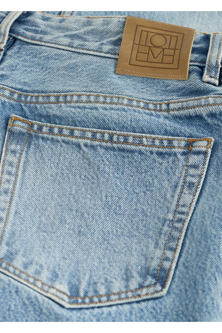 TOTEME 하이 슬림 데님 트루 빈티지의 트루 빈티지컬러 4번쨰 이미지입니다.