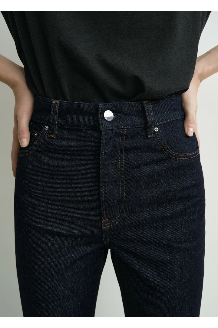 TOTEME 하이 슬림 데님 린스드 블루의 린스드 블루컬러 3번쨰 이미지입니다.