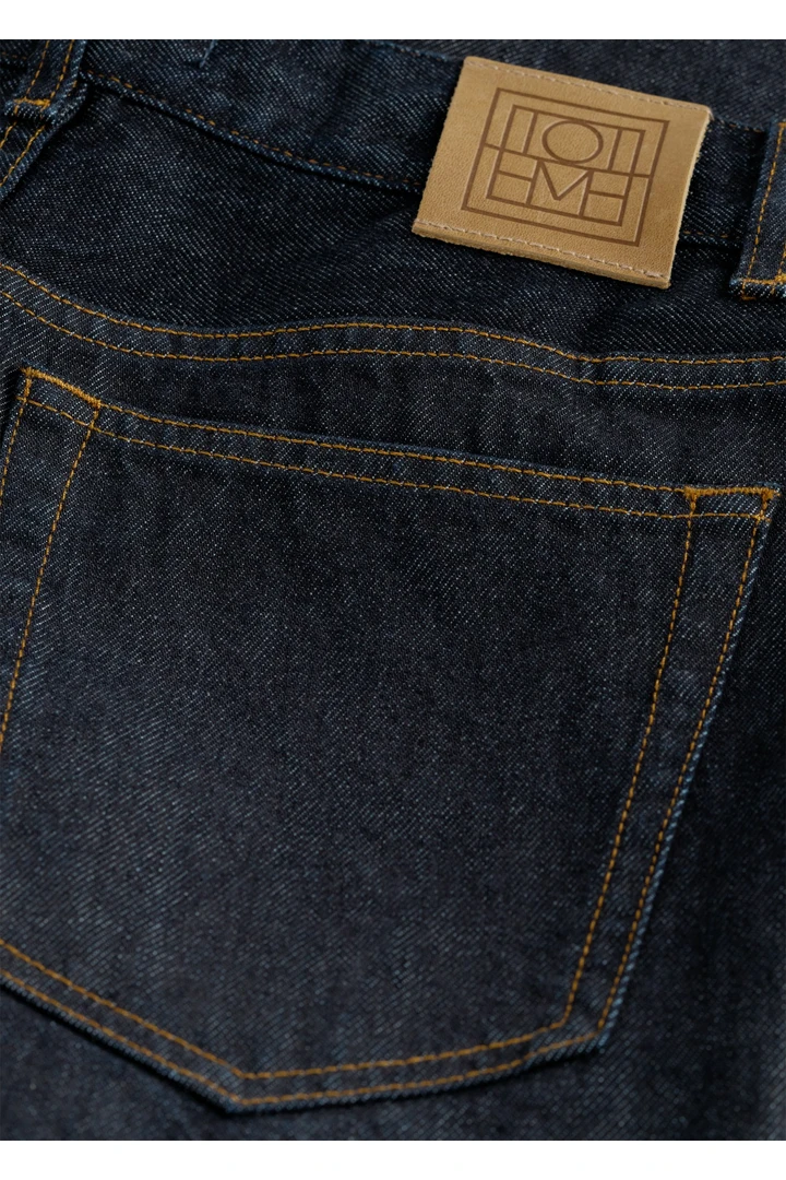 TOTEME 하이 슬림 데님 린스드 블루의 린스드 블루컬러 4번쨰 이미지입니다.