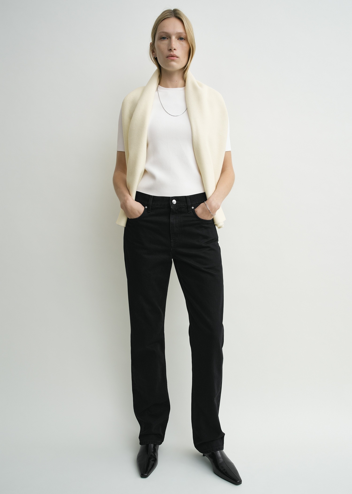 TOTEME 로우 스트레이트 데님 블랙의 블랙컬러 0번쨰 이미지입니다.