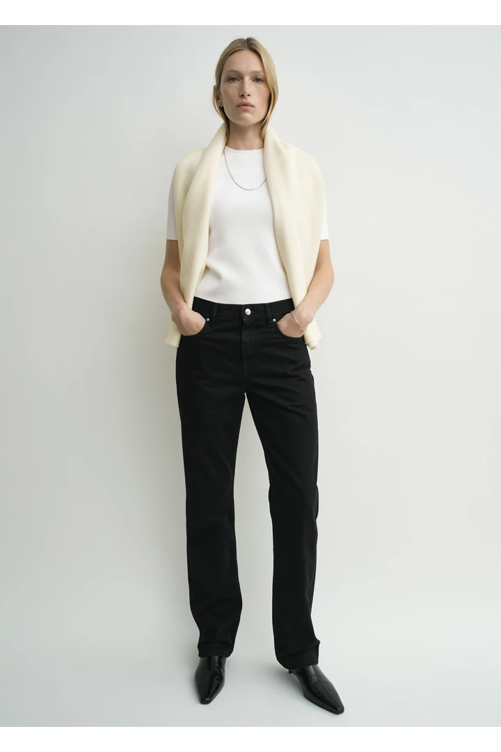 TOTEME 로우 스트레이트 데님 블랙의 블랙컬러 0번쨰 이미지입니다.