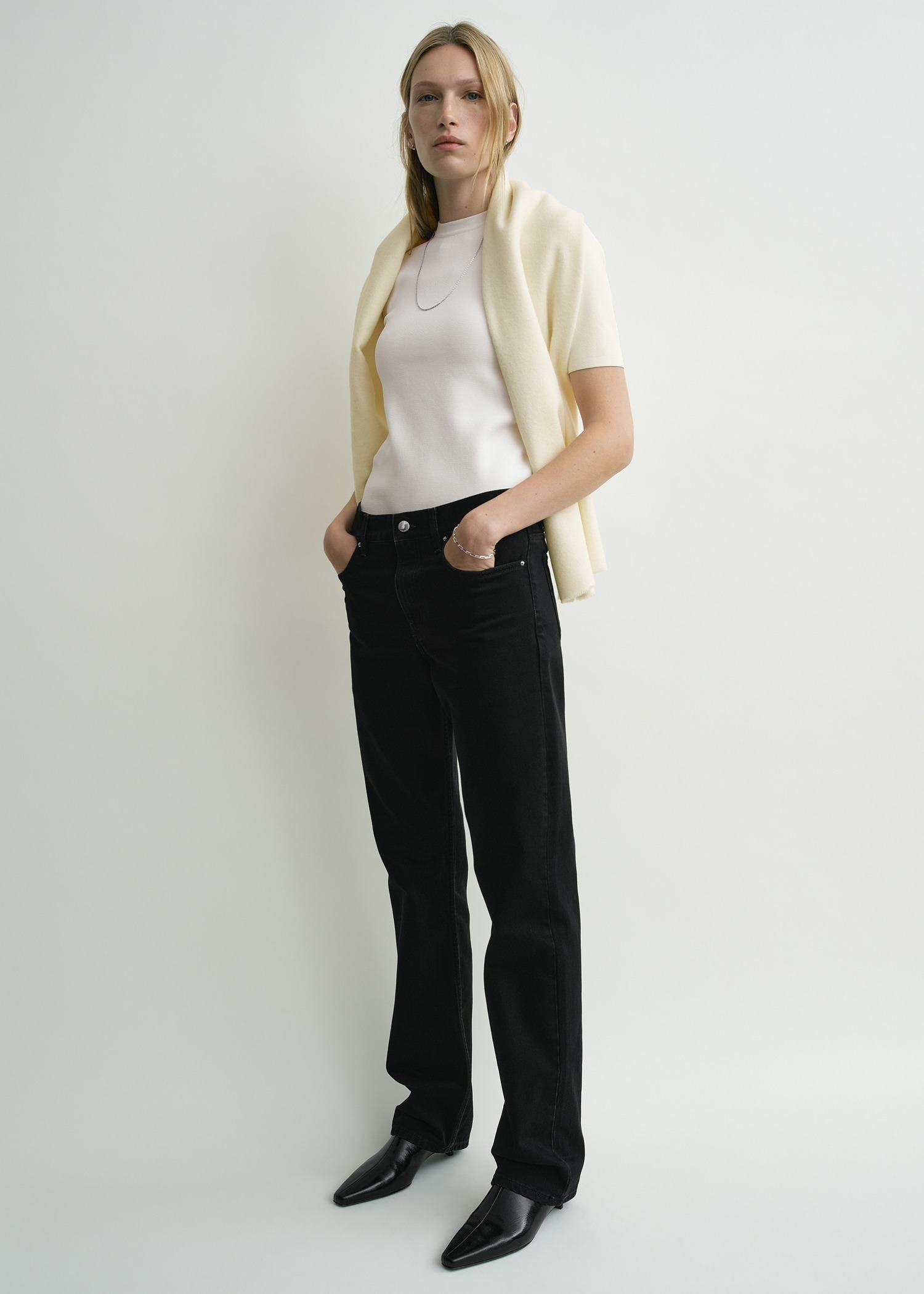 TOTEME 로우 스트레이트 데님 블랙의 블랙컬러 1번쨰 이미지입니다.