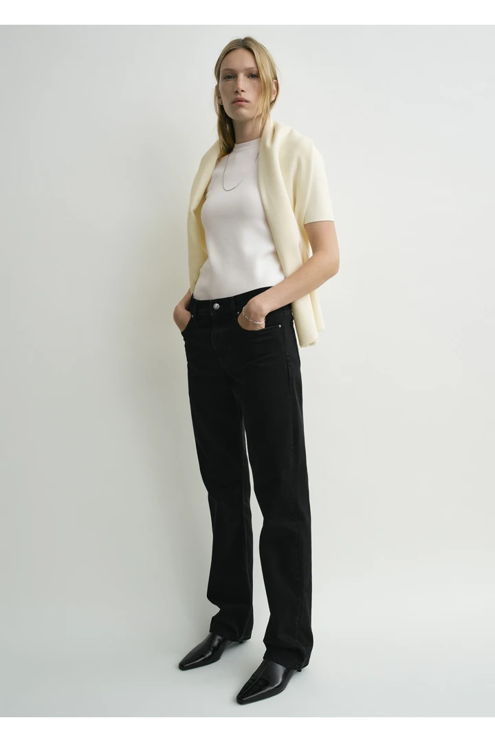 TOTEME 로우 스트레이트 데님 블랙의 블랙컬러 1번쨰 이미지입니다.