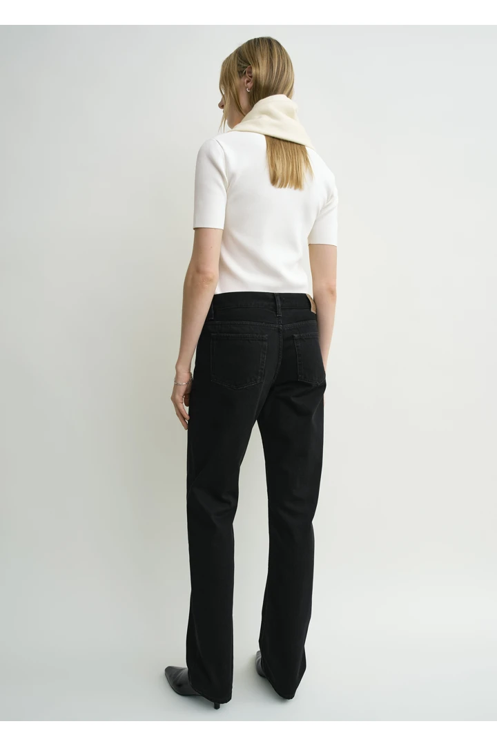 TOTEME 로우 스트레이트 데님 블랙의 블랙컬러 2번쨰 이미지입니다.