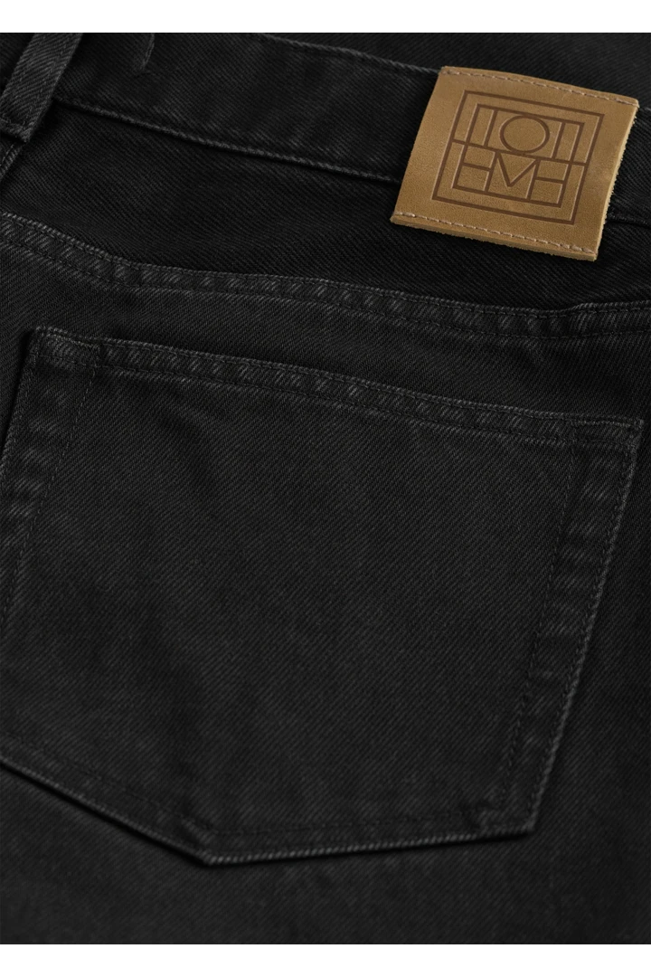 TOTEME 로우 스트레이트 데님 블랙의 블랙컬러 4번쨰 이미지입니다.