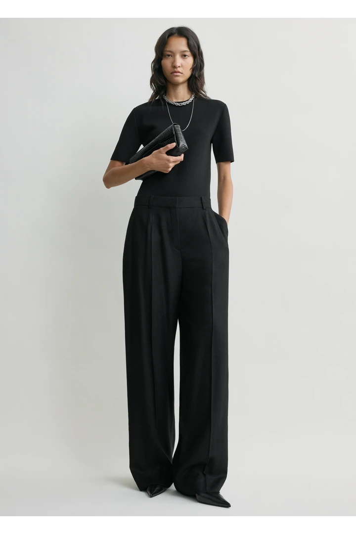 TOTEME 와이드 플란넬 트라우저 블랙의 블랙컬러 1번쨰 이미지입니다.