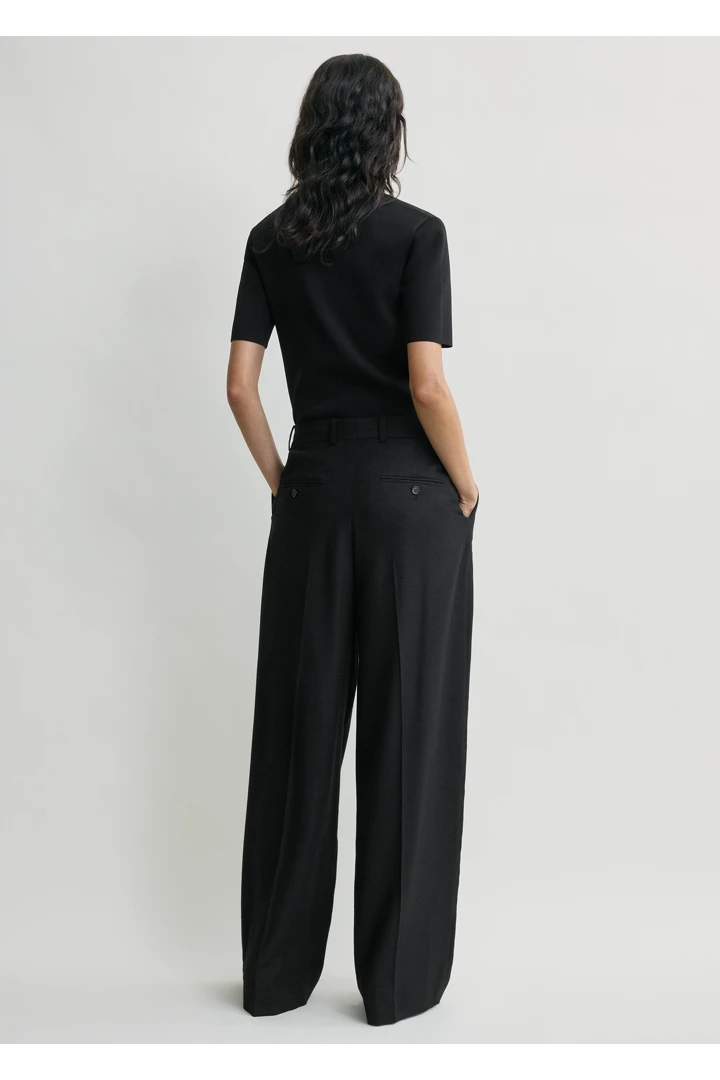 TOTEME 와이드 플란넬 트라우저 블랙의 블랙컬러 2번쨰 이미지입니다.