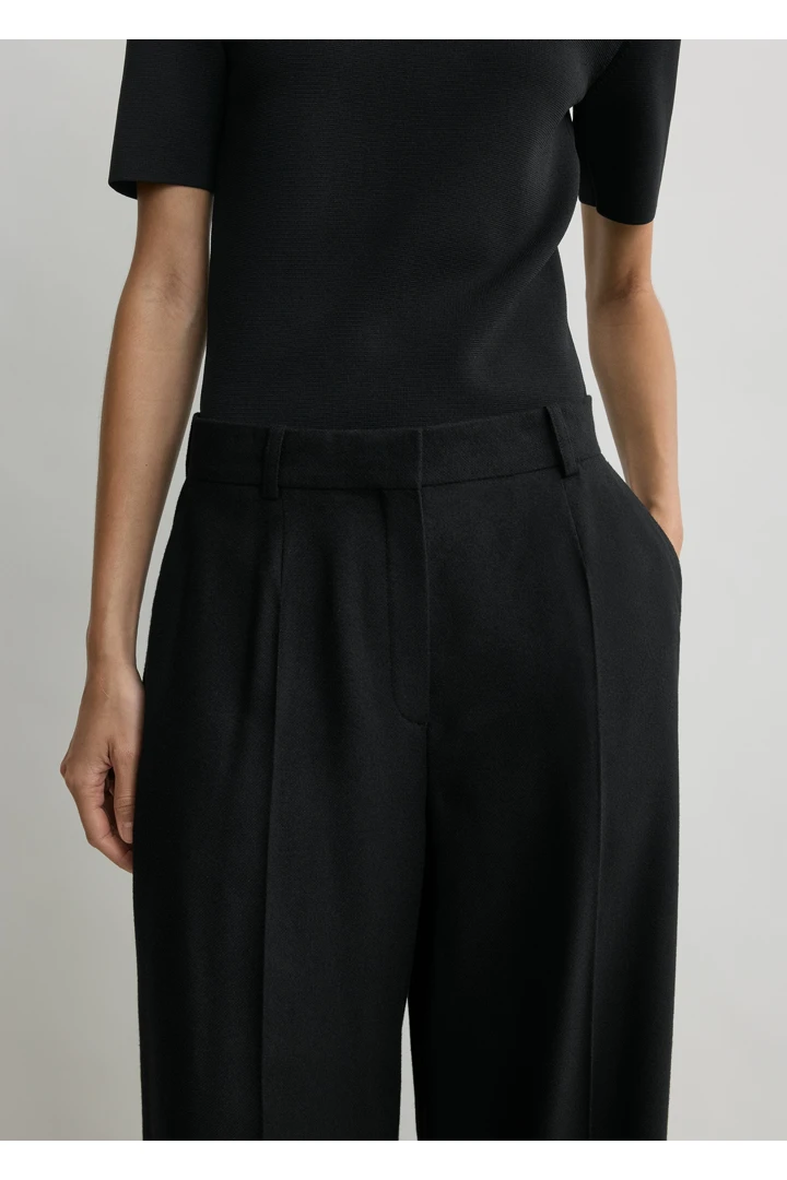 TOTEME 와이드 플란넬 트라우저 블랙의 블랙컬러 3번쨰 이미지입니다.