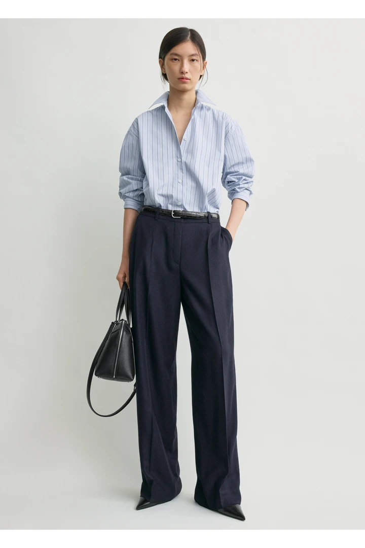TOTEME 와이드 플란넬 트라우저 네이비의 네이비컬러 1번쨰 이미지입니다.