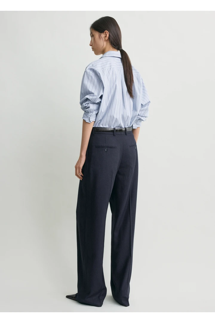 TOTEME 와이드 플란넬 트라우저 네이비의 네이비컬러 2번쨰 이미지입니다.