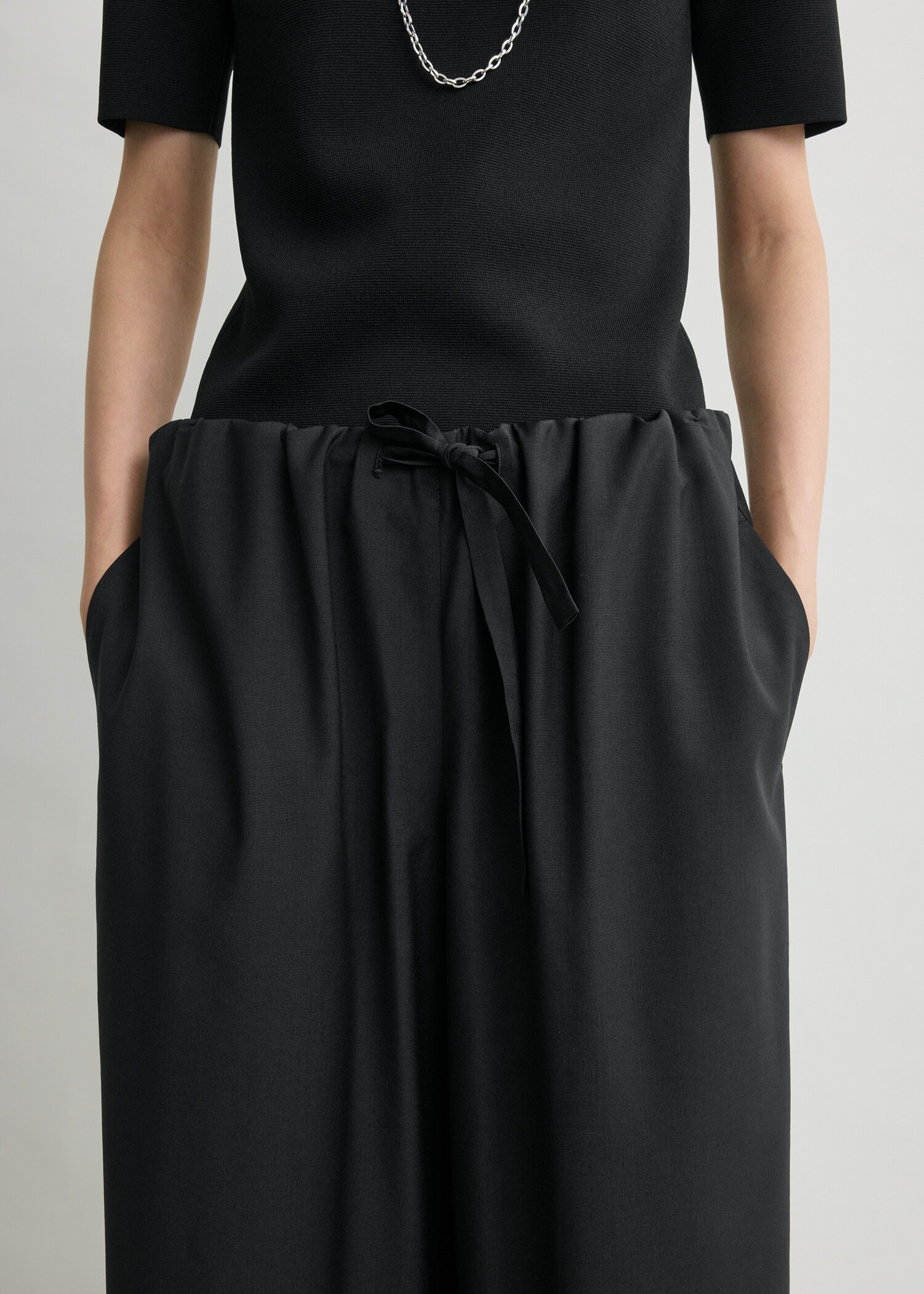 TOTEME 드로스트링 디너 트라우저 블랙의 블랙컬러 3번쨰 이미지입니다.