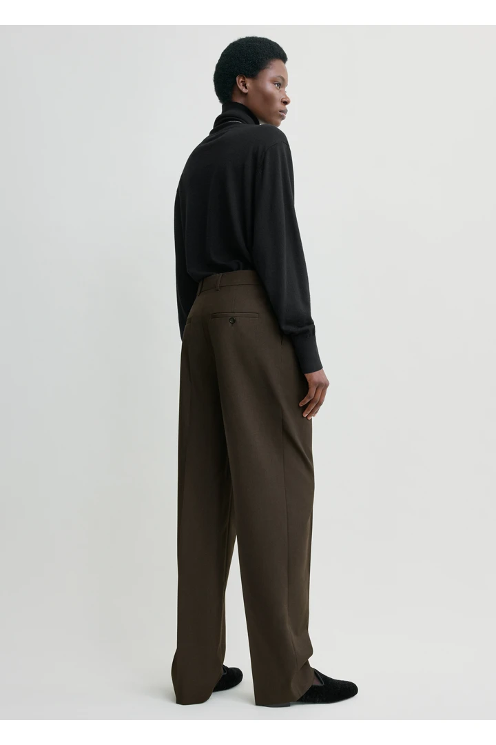 TOTEME 플리츠 트라우저 페퍼의 페퍼컬러 2번쨰 이미지입니다.