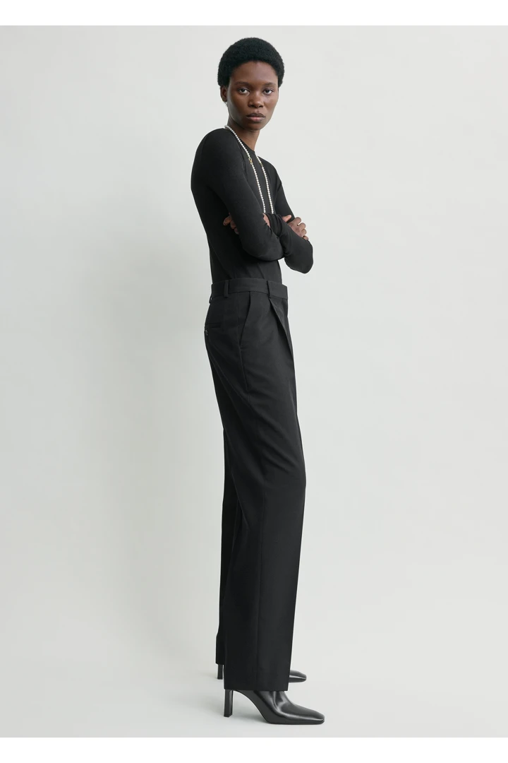 TOTEME 플리츠 트라우저 블랙의 블랙컬러 1번쨰 이미지입니다.