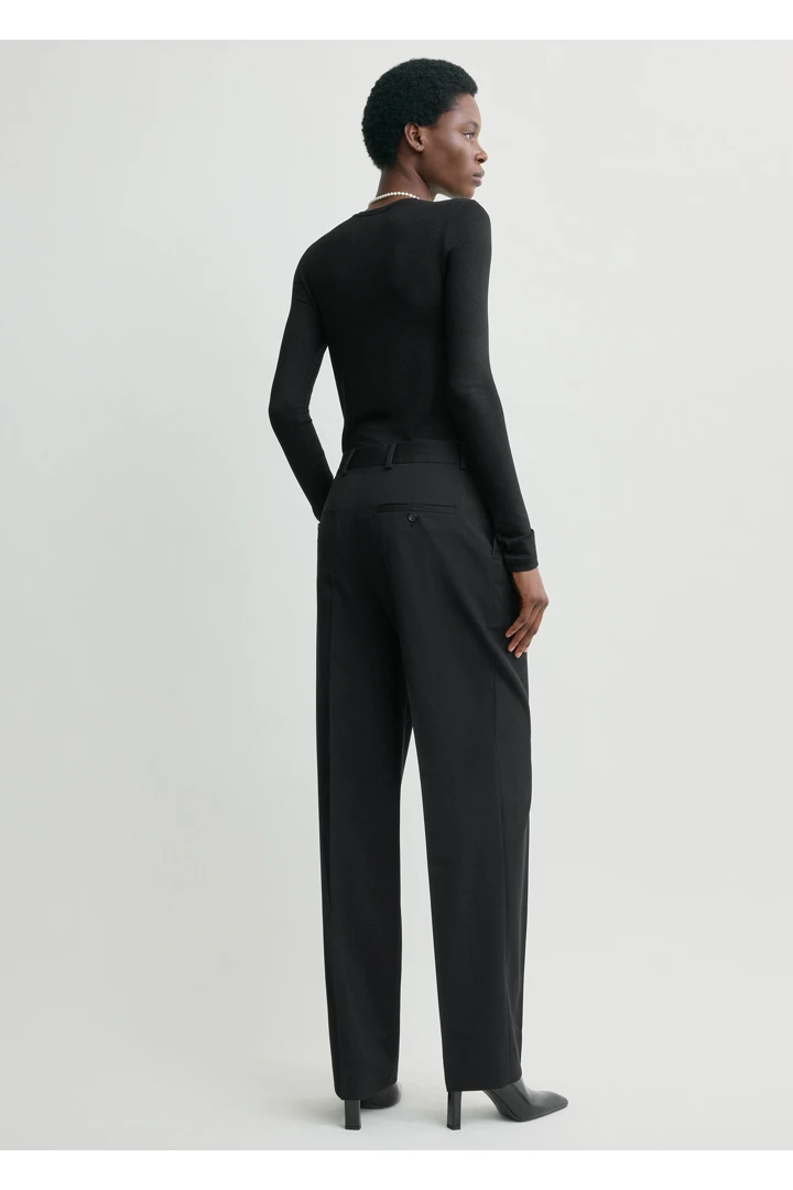 TOTEME 플리츠 트라우저 블랙의 블랙컬러 2번쨰 이미지입니다.