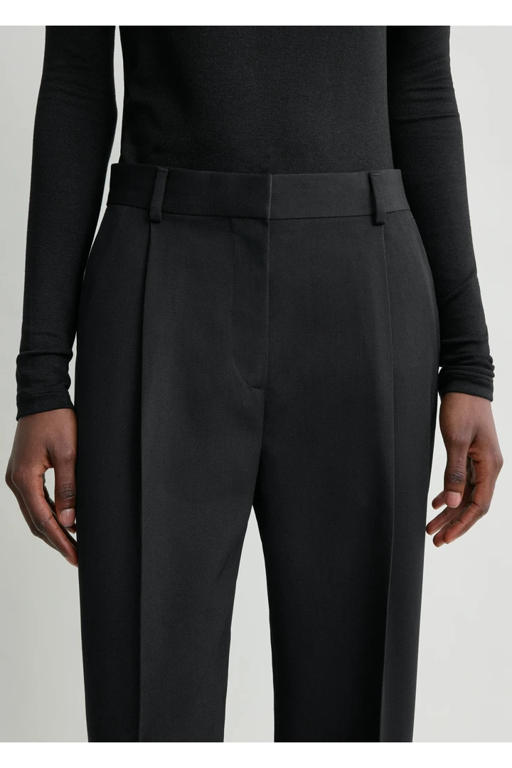 TOTEME 플리츠 트라우저 블랙의 블랙컬러 3번쨰 이미지입니다.