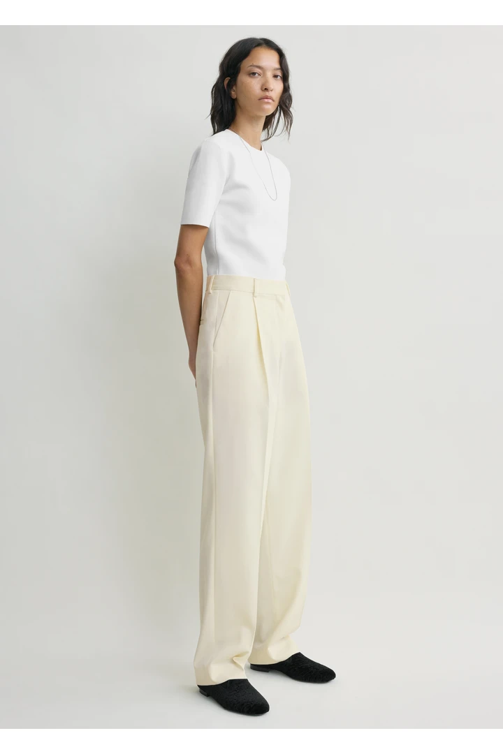 TOTEME 플리츠 트라우저 오프 화이트의 오프 화이트컬러 1번쨰 이미지입니다.