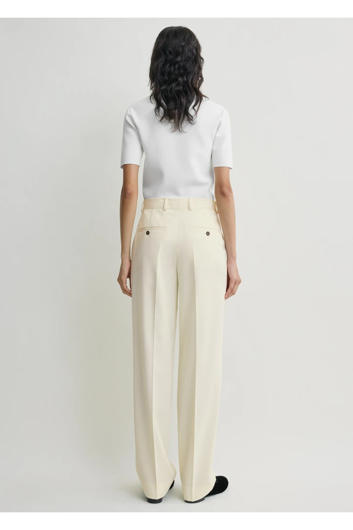 TOTEME 플리츠 트라우저 오프 화이트의 오프 화이트컬러 2번쨰 이미지입니다.