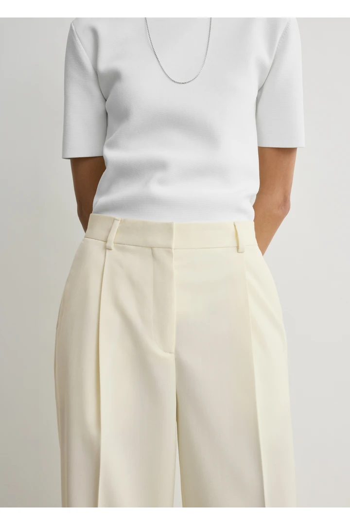 TOTEME 플리츠 트라우저 오프 화이트의 오프 화이트컬러 3번쨰 이미지입니다.
