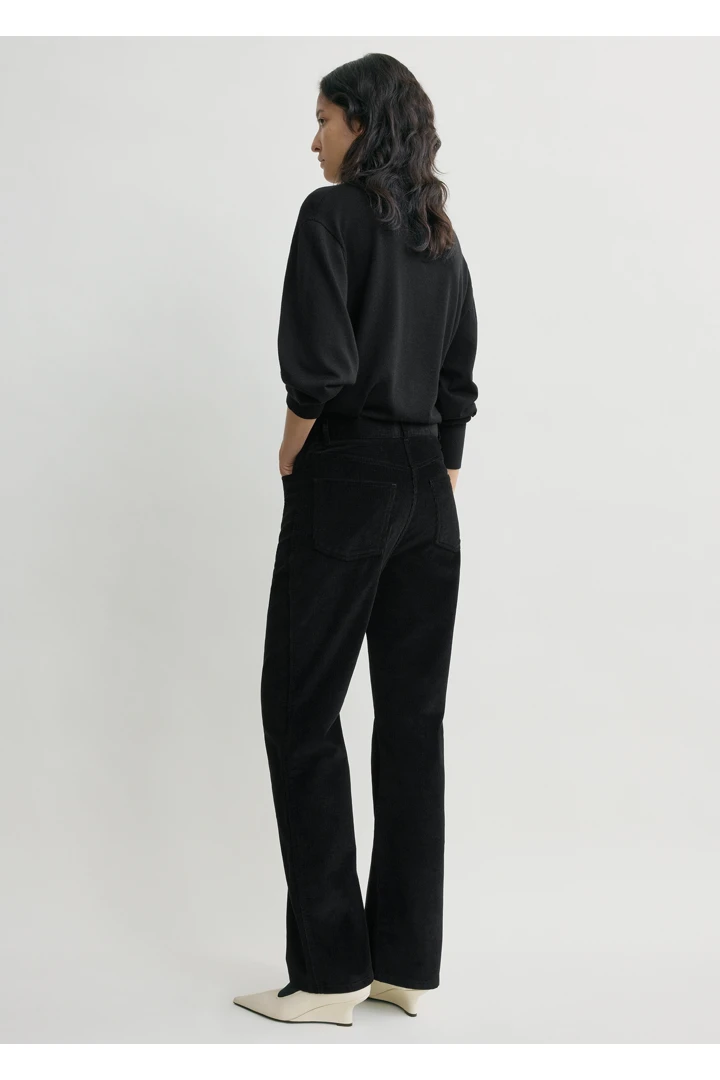 TOTEME 스트레이트 코드 트라우저 블랙의 블랙컬러 2번쨰 이미지입니다.