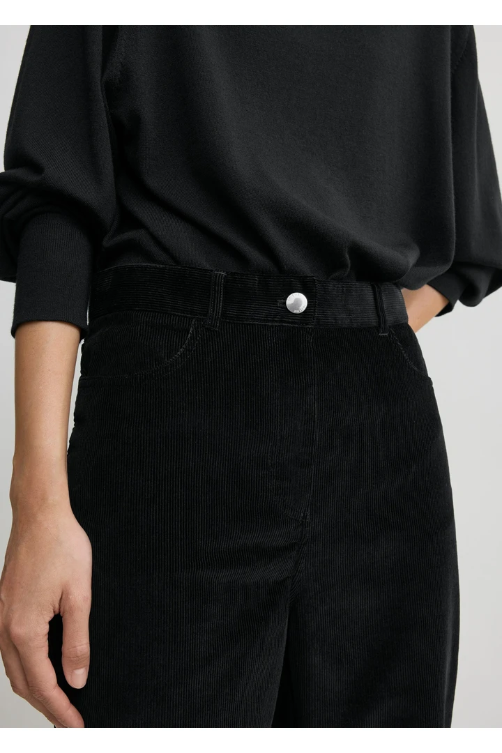 TOTEME 스트레이트 코드 트라우저 블랙의 블랙컬러 3번쨰 이미지입니다.