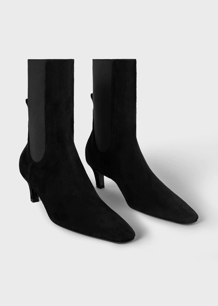 TOTEME 더 미드 힐 부츠 블랙 스웨이드의 블랙 스웨이드컬러 3번쨰 이미지입니다.