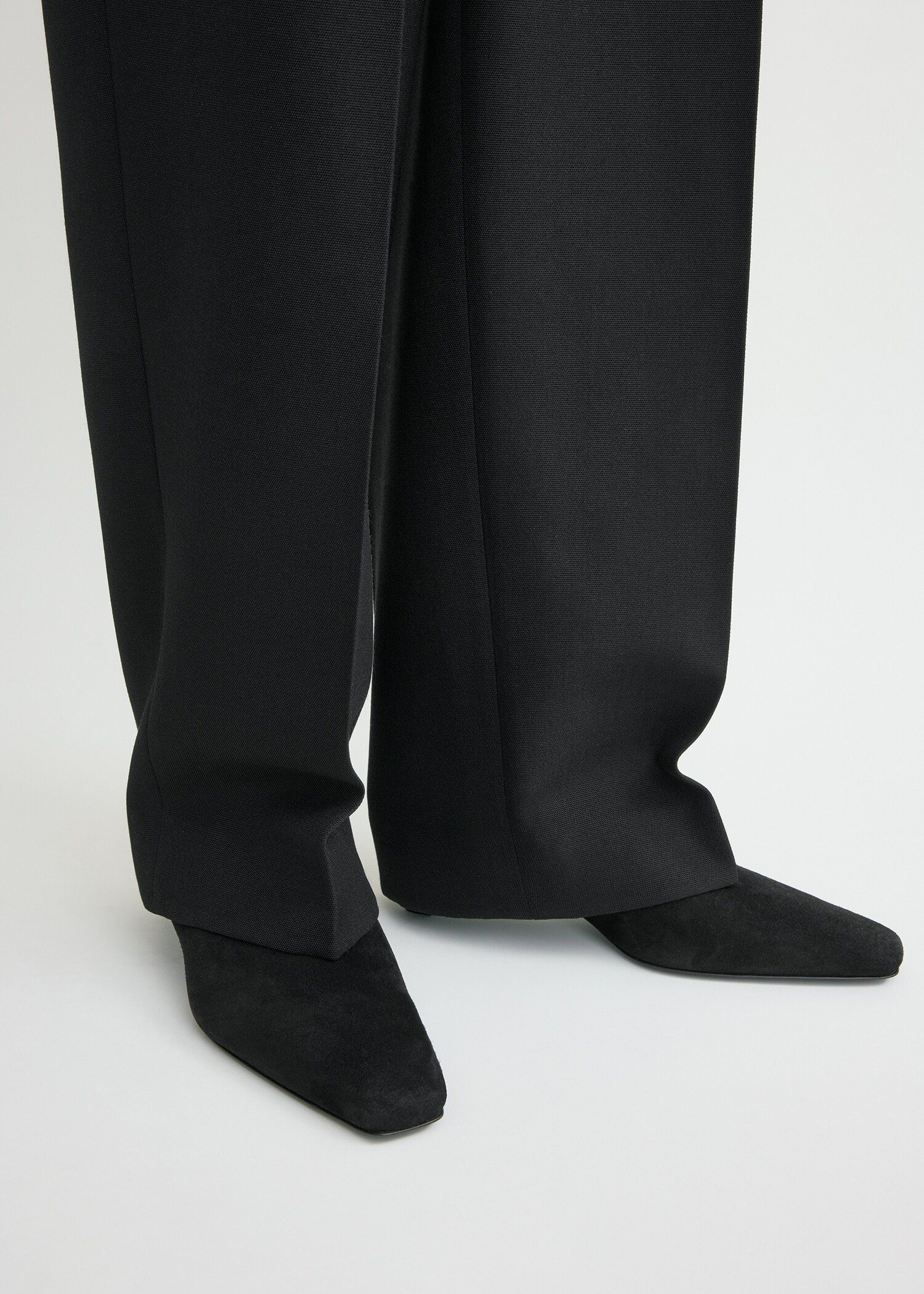 TOTEME 더 미드 힐 부츠 블랙 스웨이드의 블랙 스웨이드컬러 1번쨰 이미지입니다.