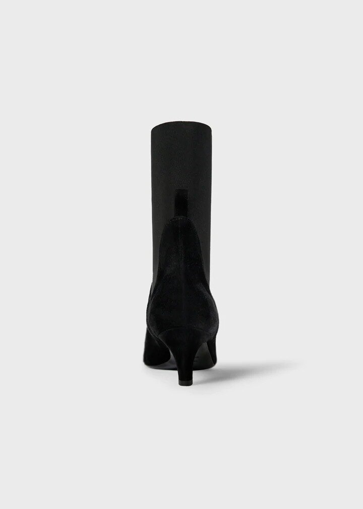 TOTEME 더 미드 힐 부츠 블랙 스웨이드의 블랙 스웨이드컬러 4번쨰 이미지입니다.