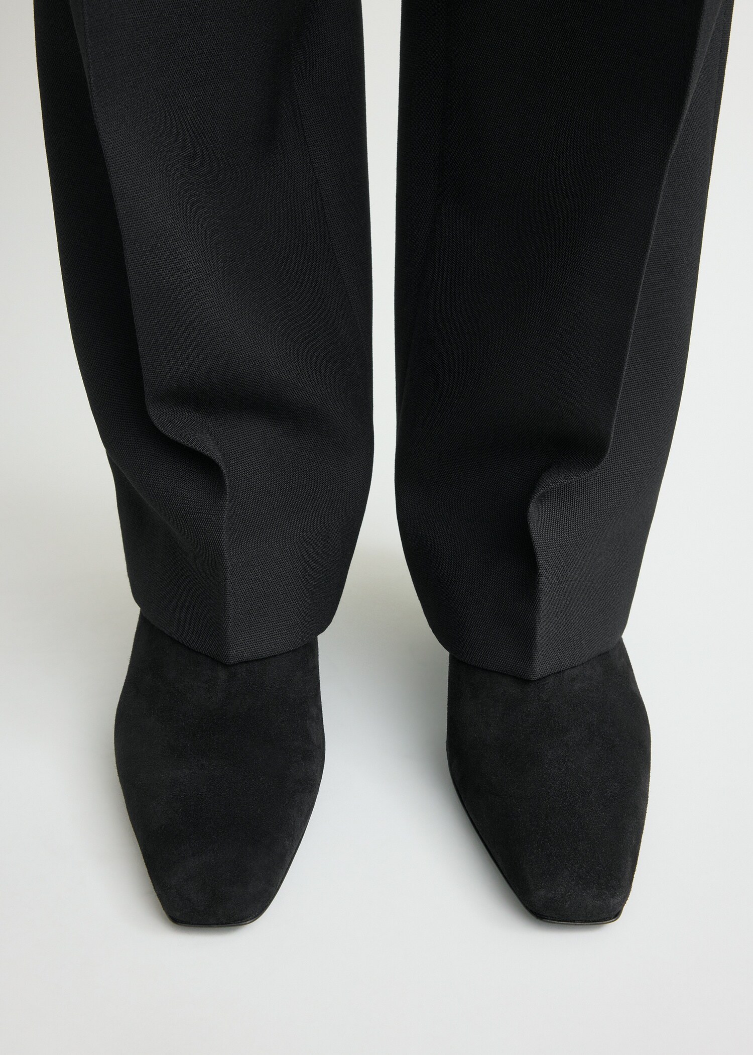 TOTEME 더 미드 힐 부츠 블랙 스웨이드의 블랙 스웨이드컬러 2번쨰 이미지입니다.