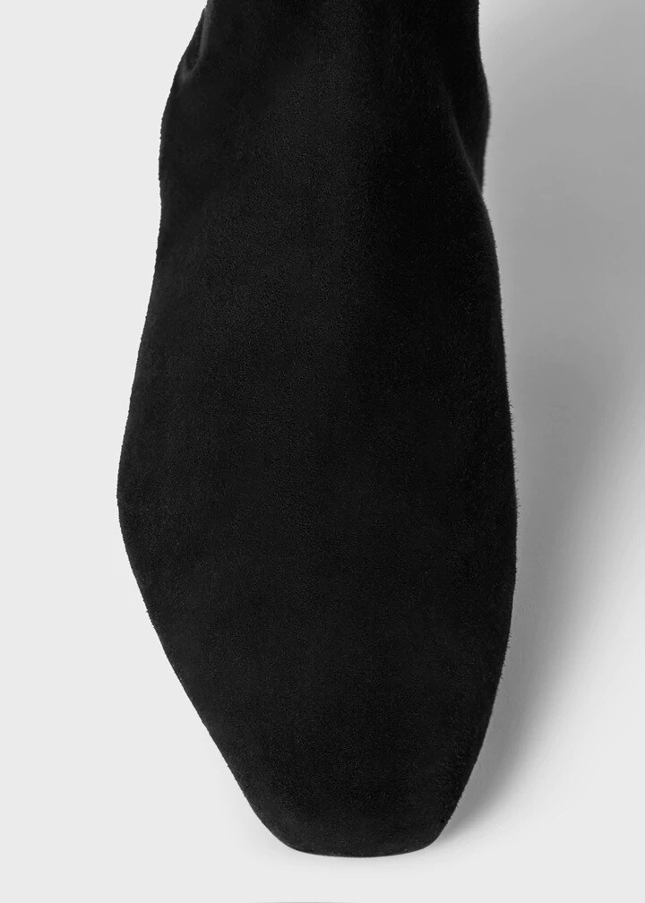 TOTEME 더 미드 힐 부츠 블랙 스웨이드의 블랙 스웨이드컬러 5번쨰 이미지입니다.