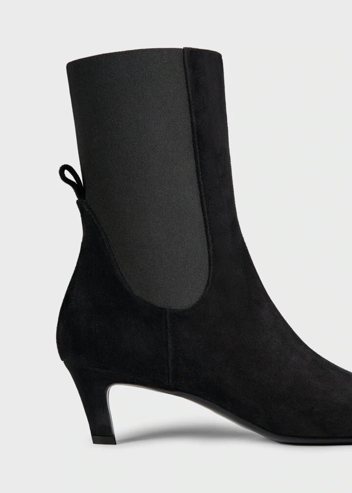 TOTEME 더 미드 힐 부츠 블랙 스웨이드의 블랙 스웨이드컬러 6번쨰 이미지입니다.