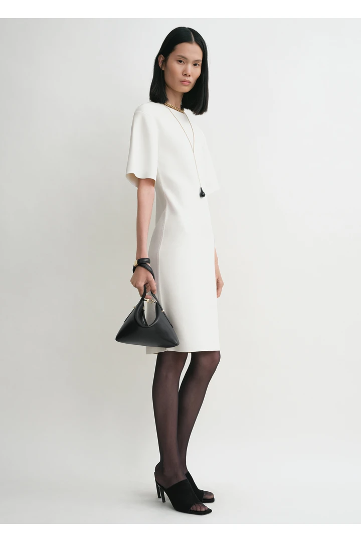 TOTEME 베벨 레더 리스틀릿 백 블랙의 블랙컬러 1번쨰 이미지입니다.