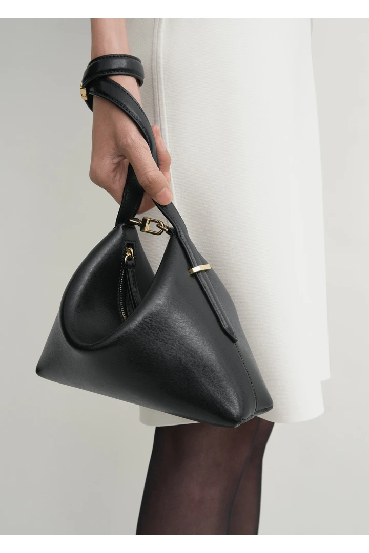 TOTEME 베벨 레더 리스틀릿 백 블랙의 블랙컬러 2번쨰 이미지입니다.