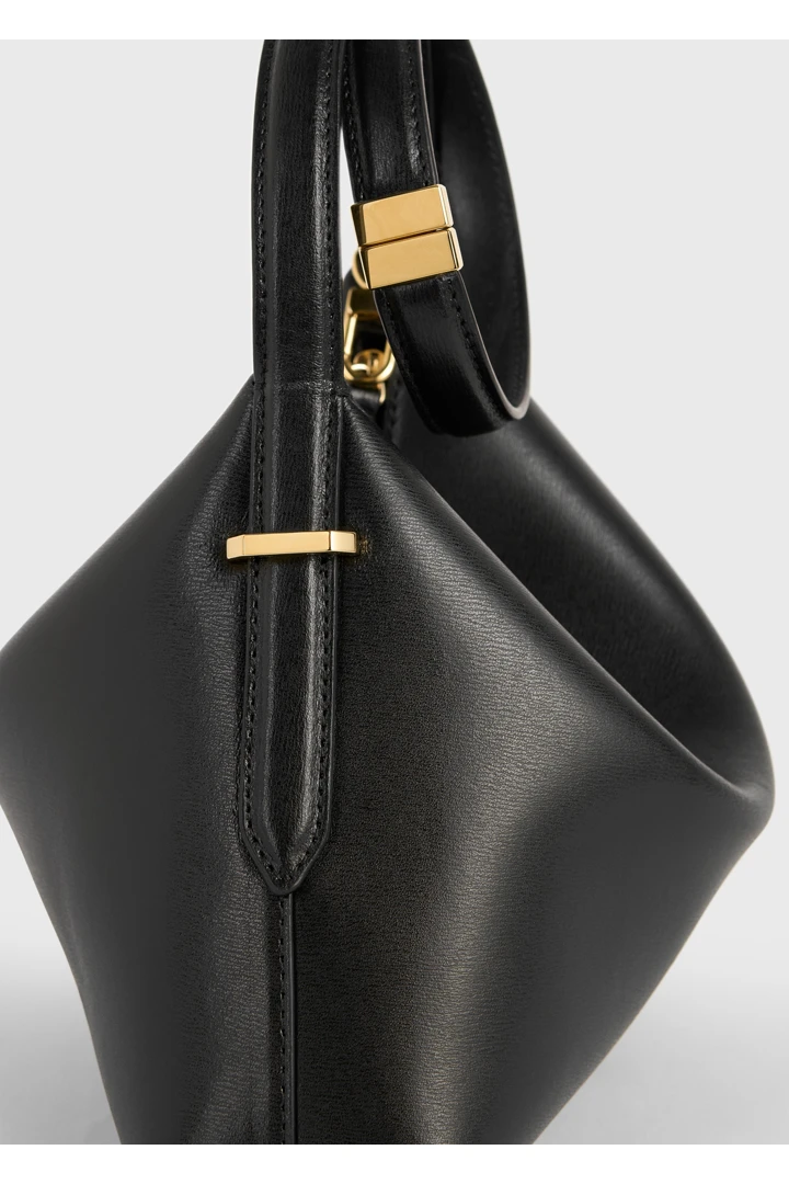 TOTEME 베벨 레더 리스틀릿 백 블랙의 블랙컬러 3번쨰 이미지입니다.