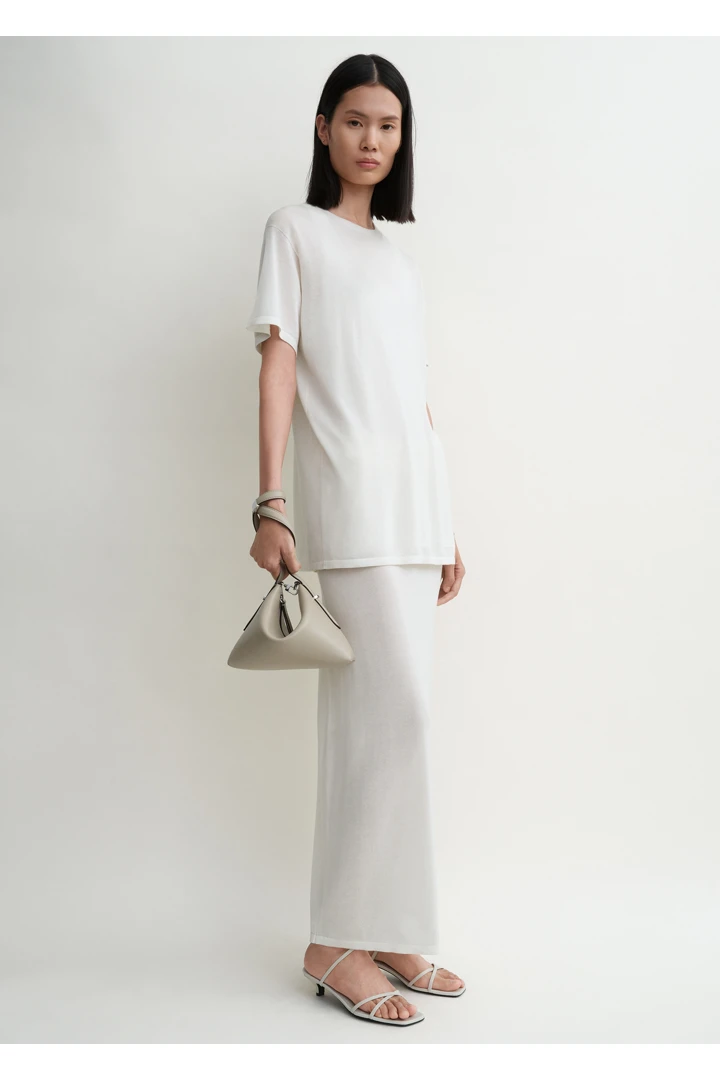 TOTEME 베벨 레더 리스틀릿 백 폰의 폰컬러 1번쨰 이미지입니다.