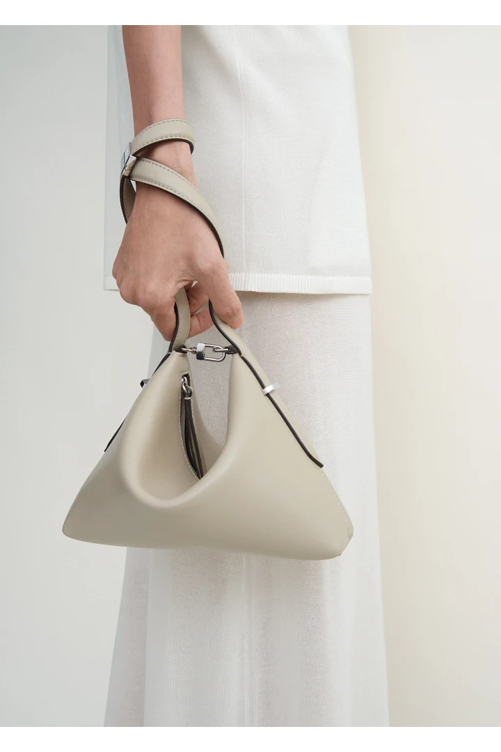 TOTEME 베벨 레더 리스틀릿 백 폰의 폰컬러 2번쨰 이미지입니다.