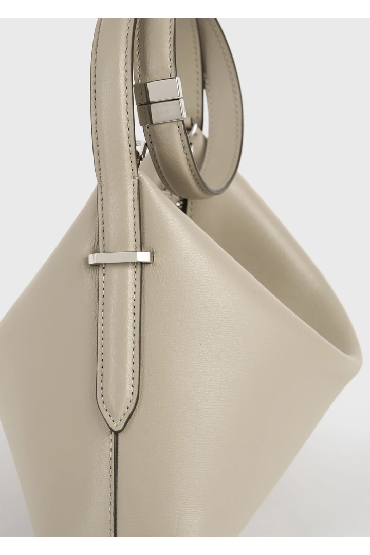 TOTEME 베벨 레더 리스틀릿 백 폰의 폰컬러 3번쨰 이미지입니다.