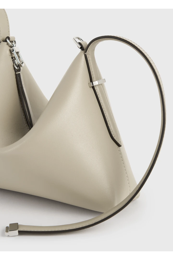 TOTEME 베벨 레더 리스틀릿 백 폰의 폰컬러 4번쨰 이미지입니다.