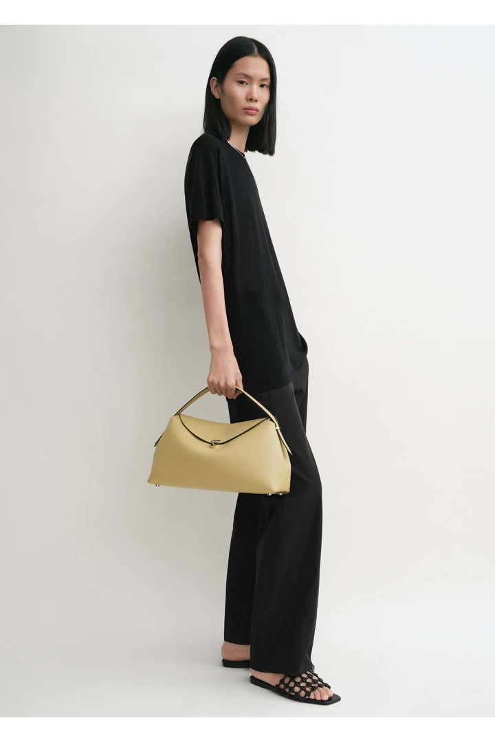 TOTEME 티-락 그레인 레더 탑 핸들 데저트의 데저트컬러 1번쨰 이미지입니다.