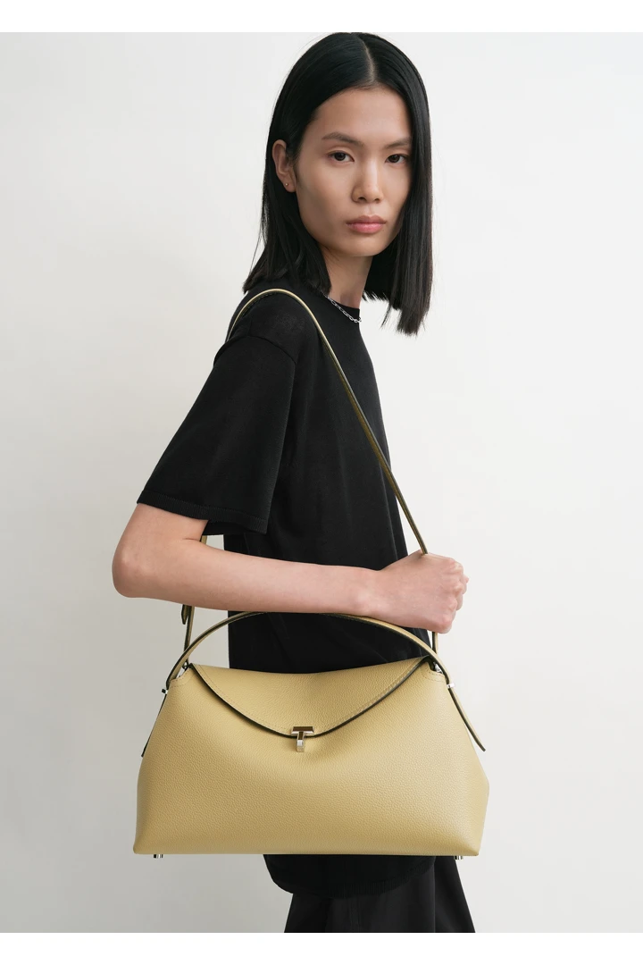 TOTEME 티-락 그레인 레더 탑 핸들 데저트의 데저트컬러 2번쨰 이미지입니다.