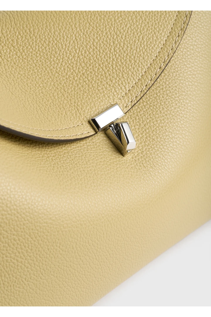 TOTEME 티-락 그레인 레더 탑 핸들 데저트의 데저트컬러 3번쨰 이미지입니다.