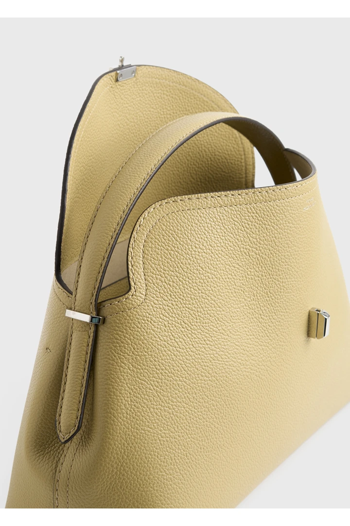 TOTEME 티-락 그레인 레더 탑 핸들 데저트의 데저트컬러 4번쨰 이미지입니다.