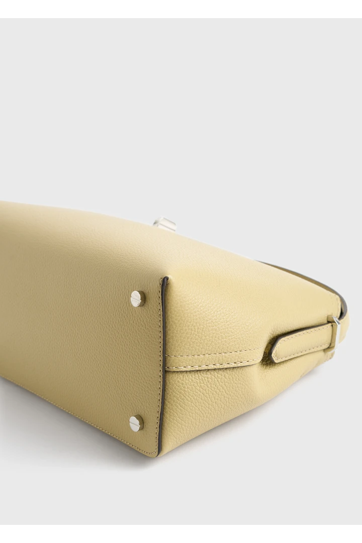 TOTEME 티-락 그레인 레더 탑 핸들 데저트의 데저트컬러 5번쨰 이미지입니다.