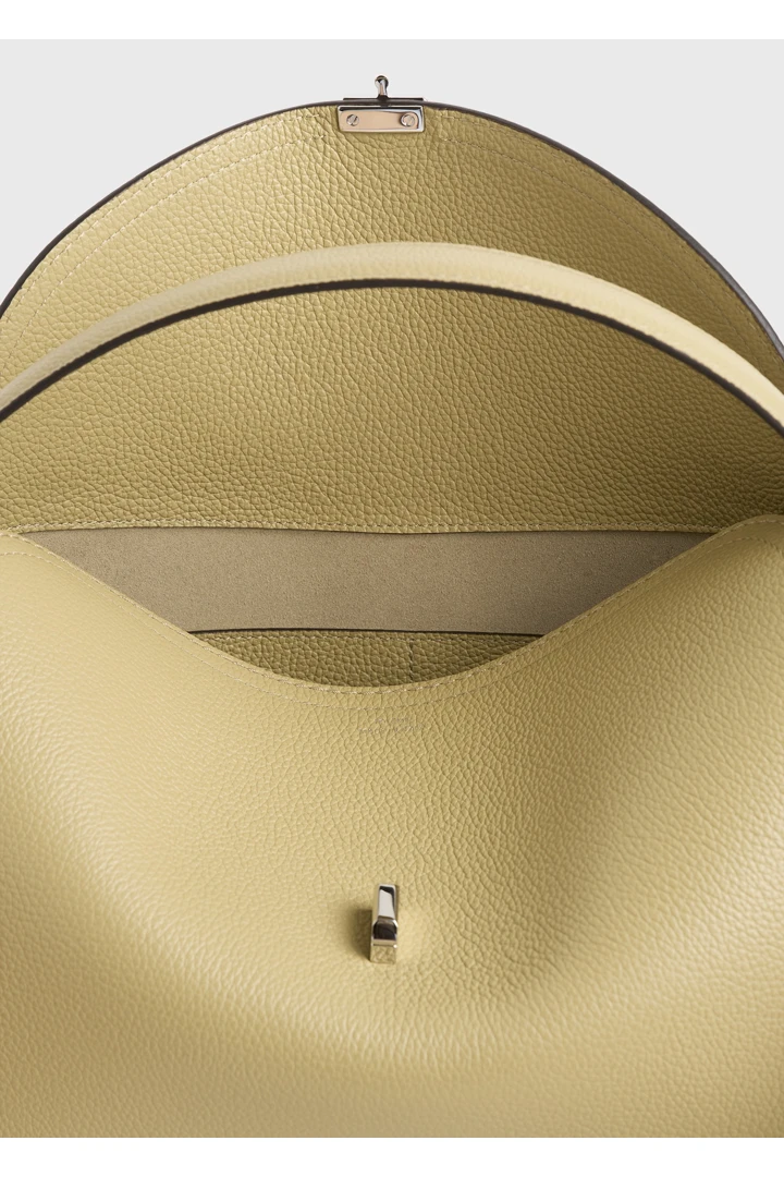 TOTEME 티-락 그레인 레더 탑 핸들 데저트의 데저트컬러 6번쨰 이미지입니다.