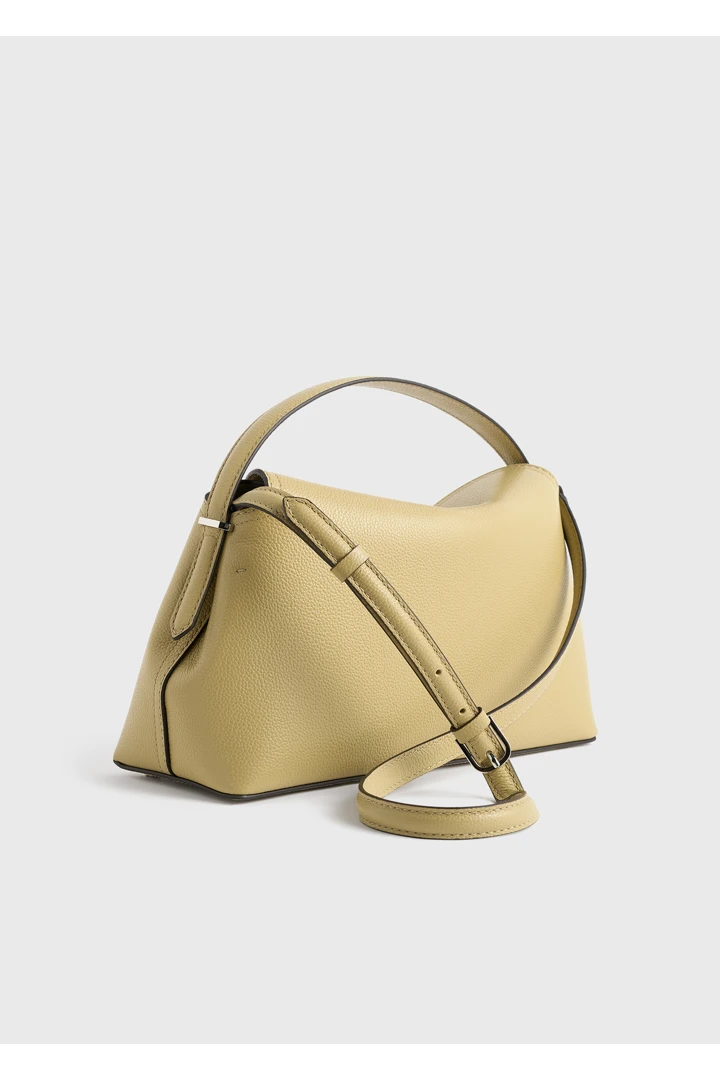 TOTEME 티-락 그레인 레더 탑 핸들 데저트의 데저트컬러 7번쨰 이미지입니다.