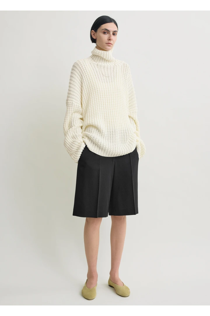 TOTEME default image 9 of 블랙 in 와이드 플루이드 쇼츠 블랙