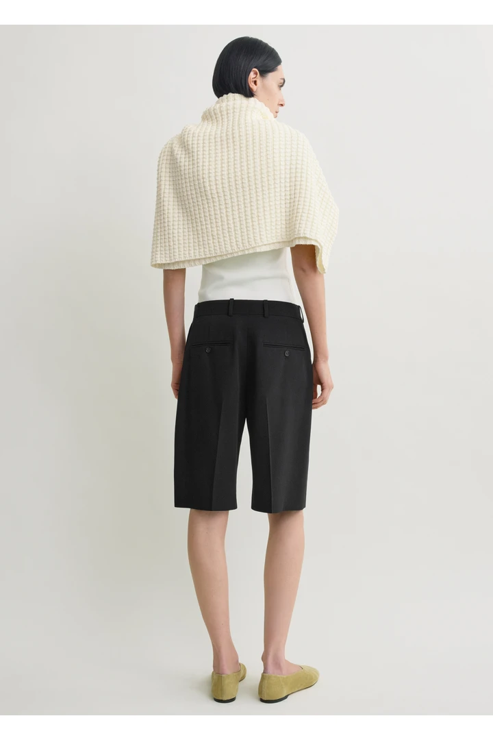 TOTEME 와이드 플루이드 쇼츠 블랙의 블랙컬러 2번쨰 이미지입니다.