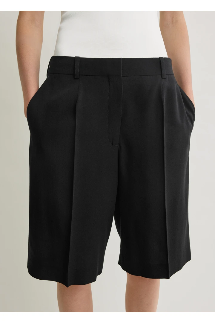 TOTEME 와이드 플루이드 쇼츠 블랙의 블랙컬러 3번쨰 이미지입니다.