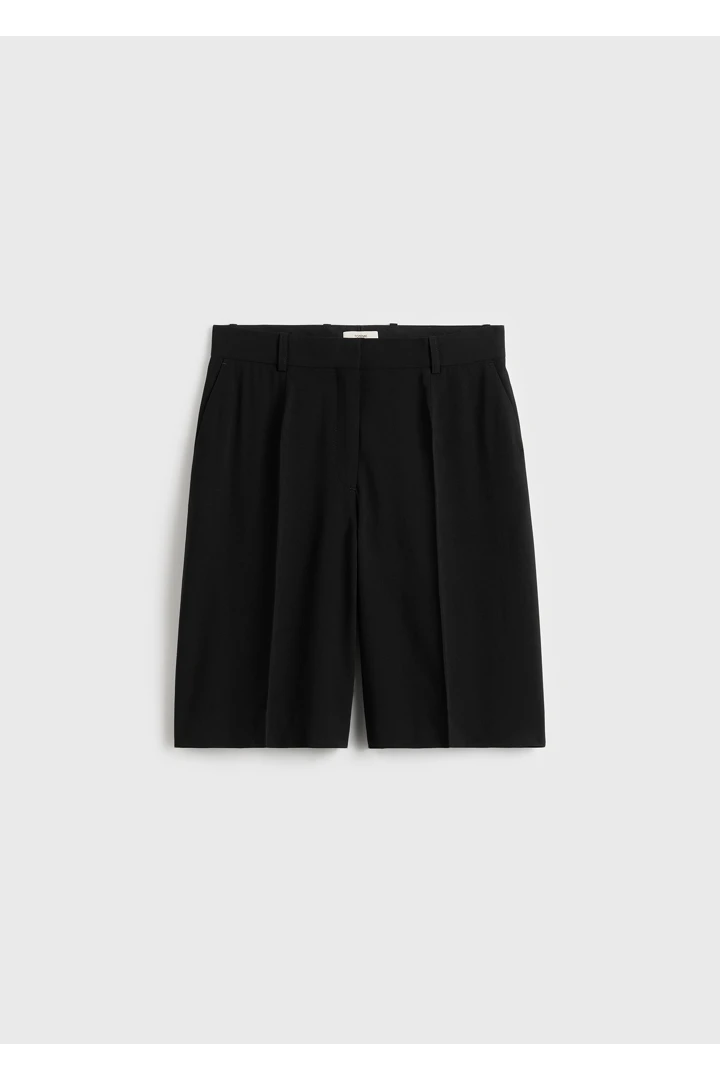 TOTEME 와이드 플루이드 쇼츠 블랙의 블랙컬러 4번쨰 이미지입니다.