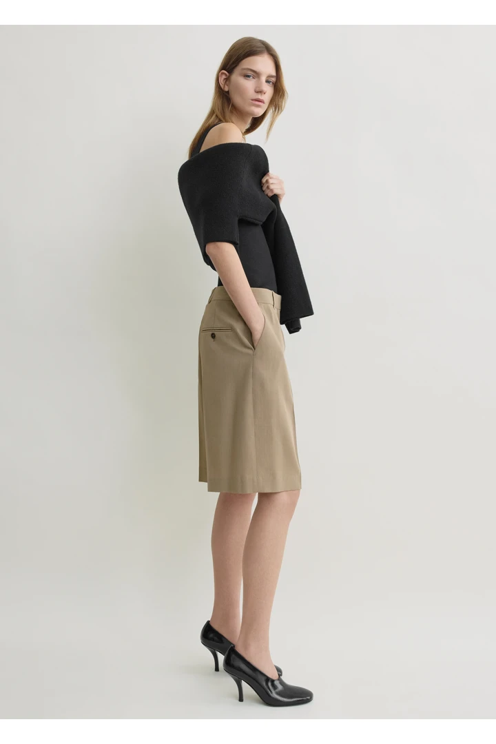 TOTEME 와이드 플루이드 쇼츠 토프의 토프컬러 1번쨰 이미지입니다.